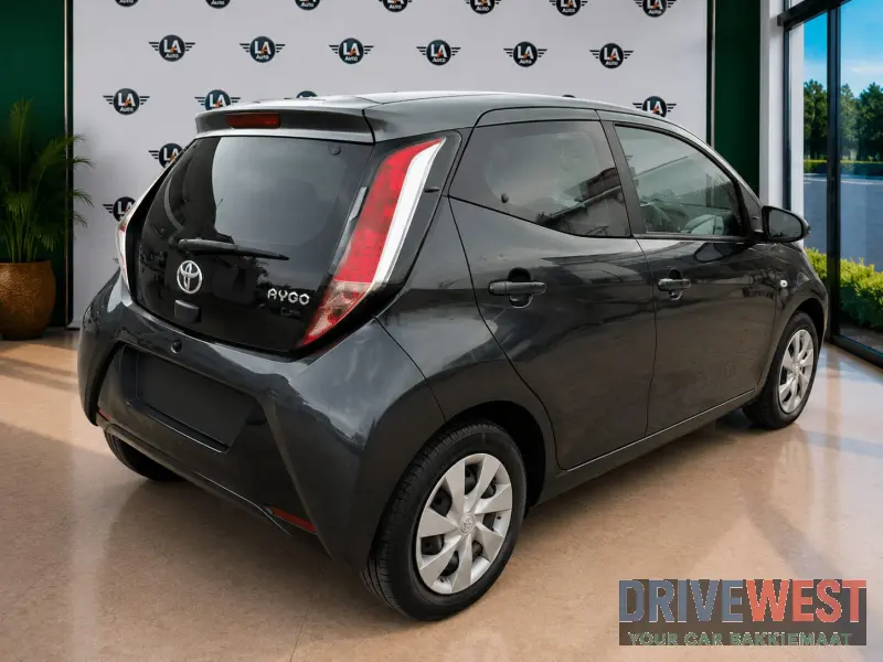 2016 Toyota. Yago 1.0 X-Play 5 Door